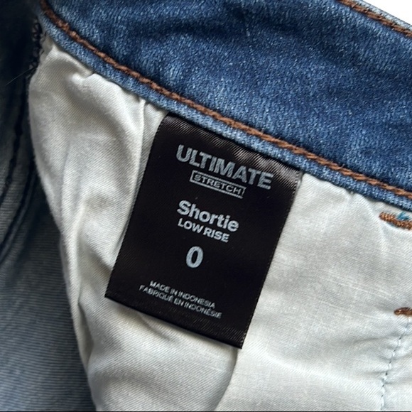 Express Cuffed Ultimate Stretch Low Rise Shortie Denim Shorts Size 0 - Picture 7 of 9